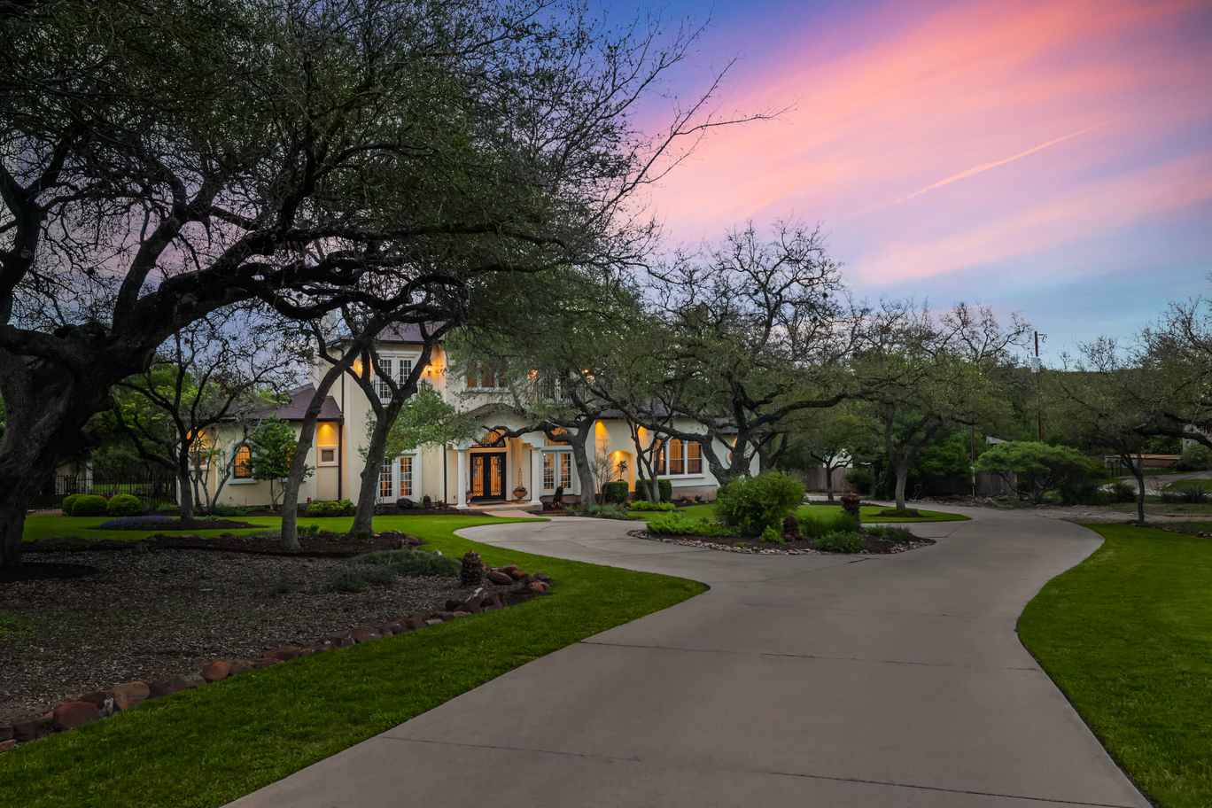 About Carnley House Luxury Vacation Rental Property in TX